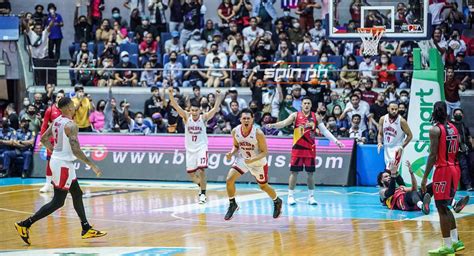 Ginebra versus San Miguel: Scottie Thompson trey wins it .